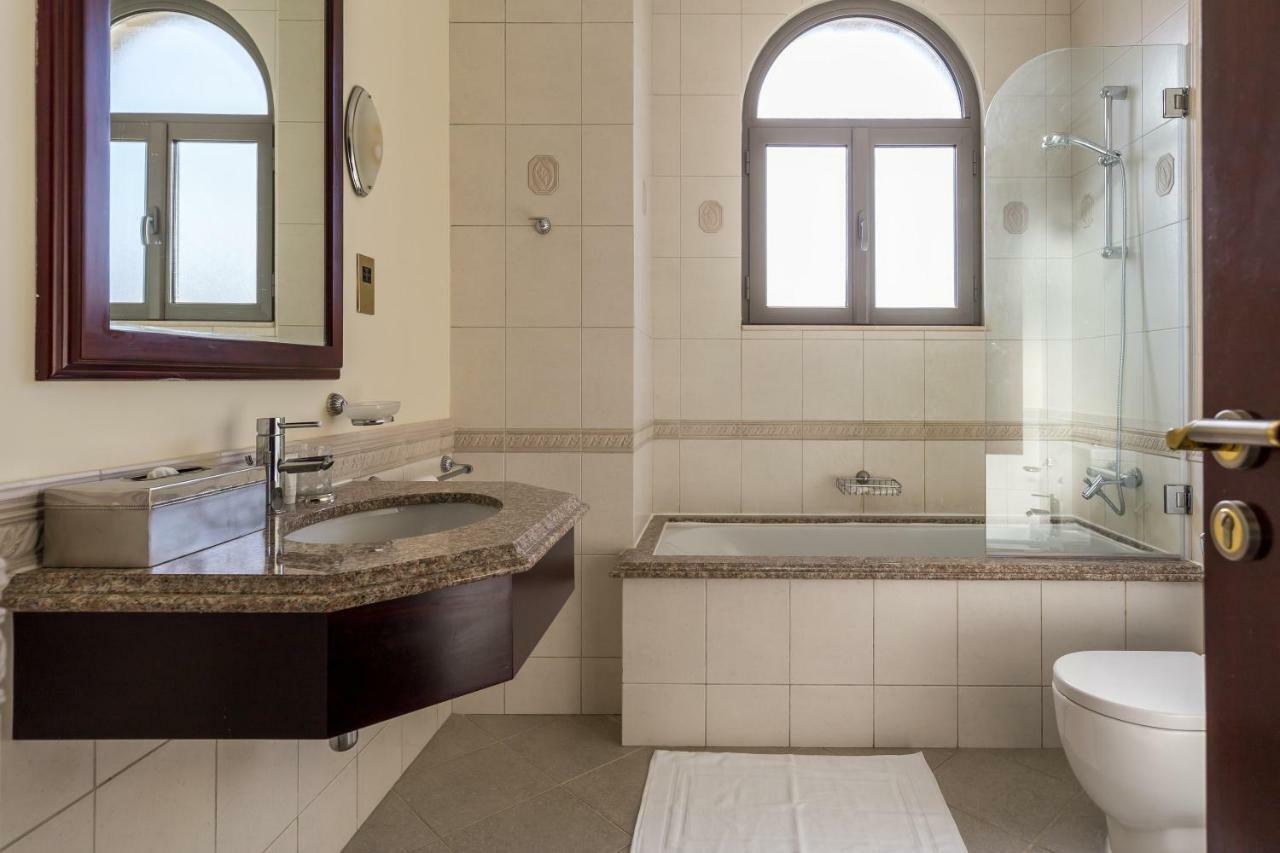 Chic 4Br Villa With Assistant Room And Private Pool On Palm Jumeirah By Deluxe Holiday Homes Dubai Ngoại thất bức ảnh