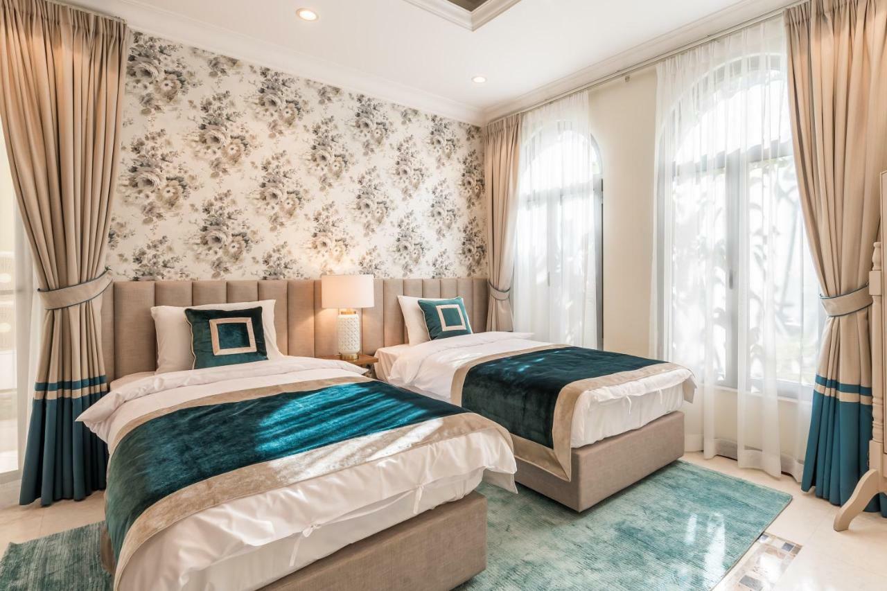 Chic 4Br Villa With Assistant Room And Private Pool On Palm Jumeirah By Deluxe Holiday Homes Dubai Ngoại thất bức ảnh