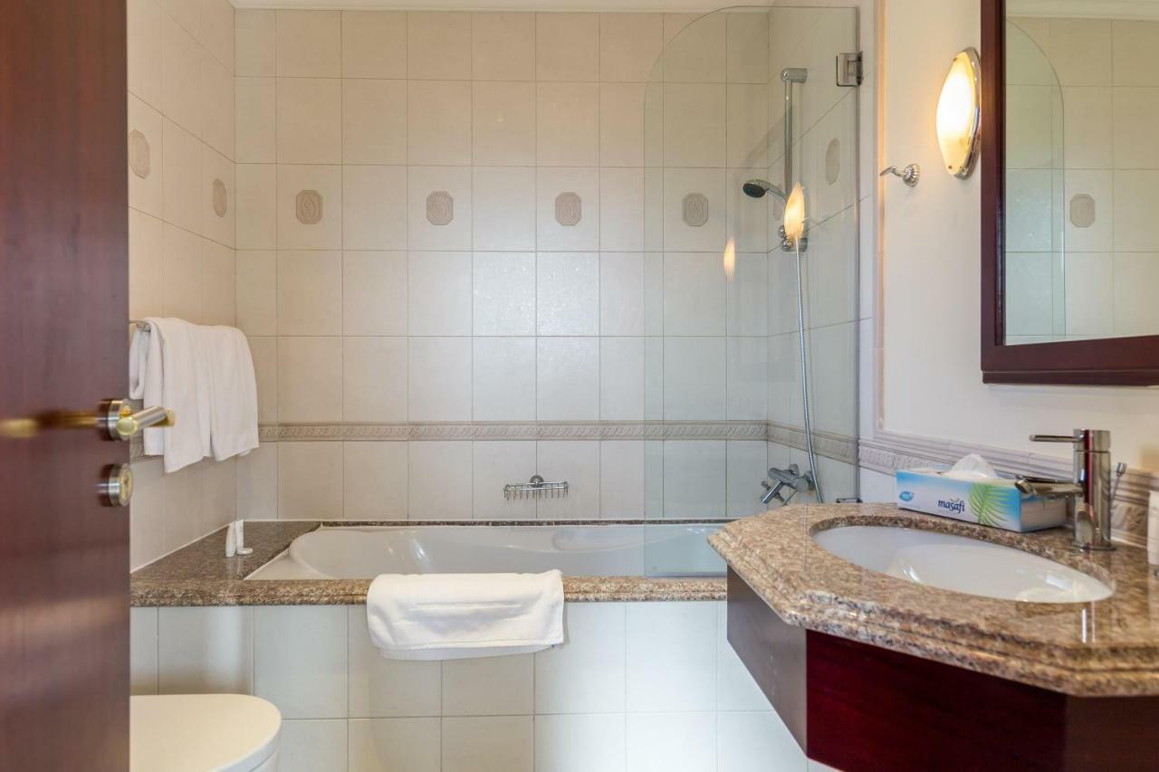 Chic 4Br Villa With Assistant Room And Private Pool On Palm Jumeirah By Deluxe Holiday Homes Dubai Ngoại thất bức ảnh