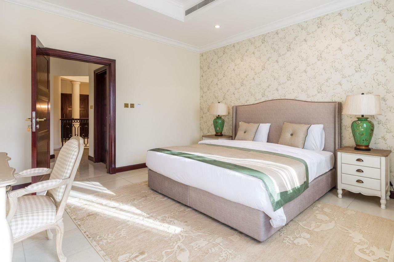 Chic 4Br Villa With Assistant Room And Private Pool On Palm Jumeirah By Deluxe Holiday Homes Dubai Ngoại thất bức ảnh