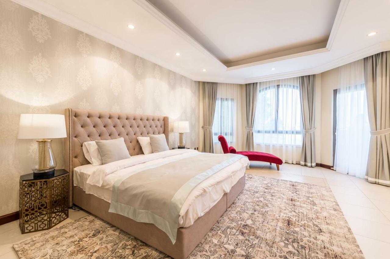 Chic 4Br Villa With Assistant Room And Private Pool On Palm Jumeirah By Deluxe Holiday Homes Dubai Ngoại thất bức ảnh