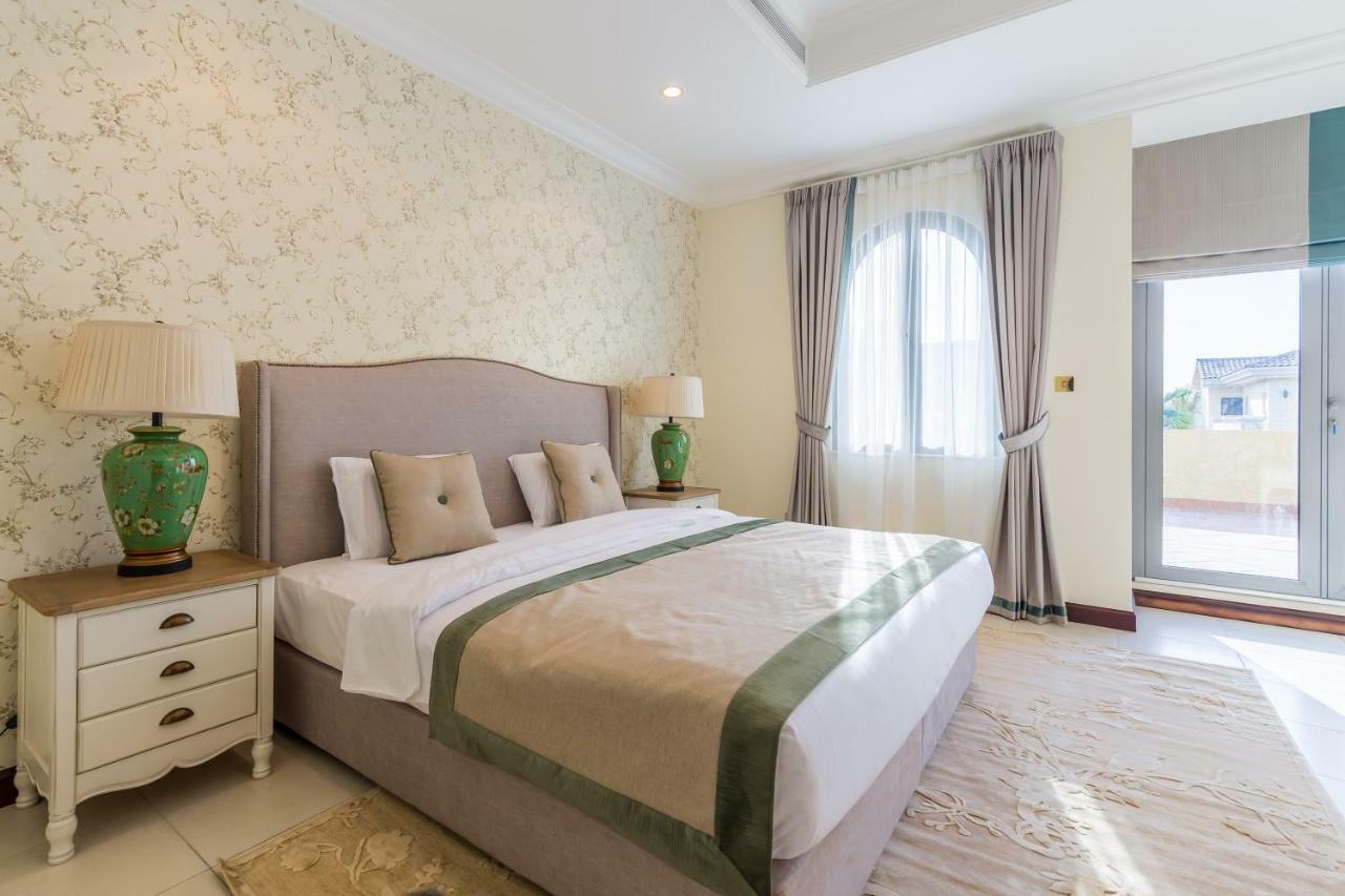 Chic 4Br Villa With Assistant Room And Private Pool On Palm Jumeirah By Deluxe Holiday Homes Dubai Ngoại thất bức ảnh